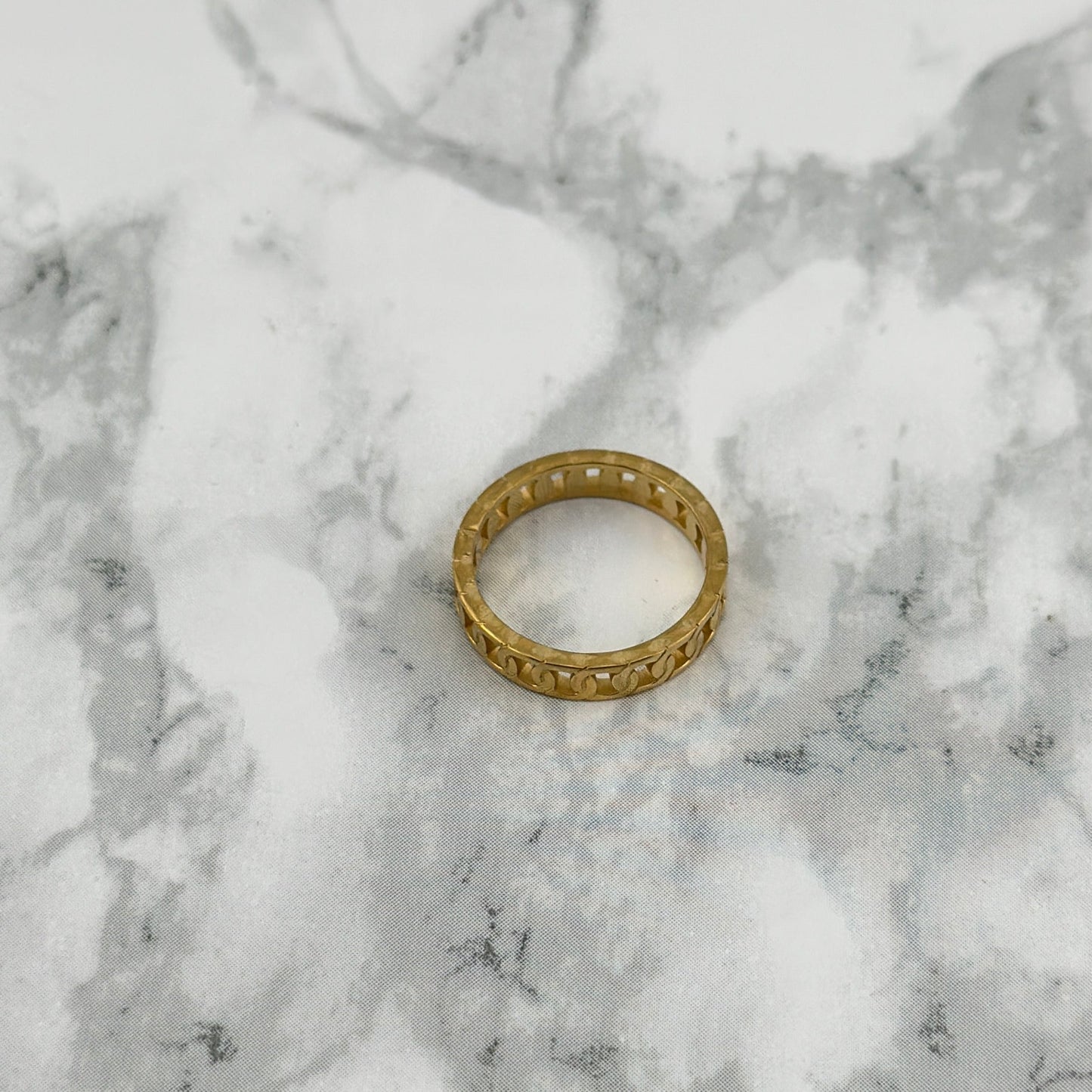 Goldener geflochtener Ring